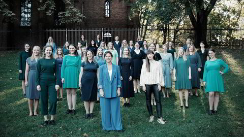 Kvindelige studenters sangforening er et av landets ledende kor, nå kan det oppleves i et vellykket møte med kontrabassist og sanger Ellen Andrea Wang (foran, med joggesko).