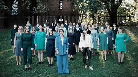 Kvindelige studenters sangforening er et av landets ledende kor, nå kan det oppleves i et vellykket møte med kontrabassist og sanger Ellen Andrea Wang (foran, med joggesko).