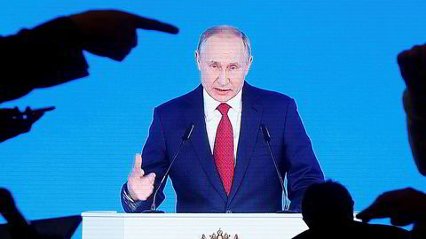 Den russiske regjeringens avgang kan styrke president Vladimir Putins maktposisjon når presidentperioden hans er over.