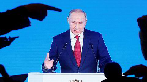 Den russiske regjeringens avgang kan styrke president Vladimir Putins maktposisjon når presidentperioden hans er over.