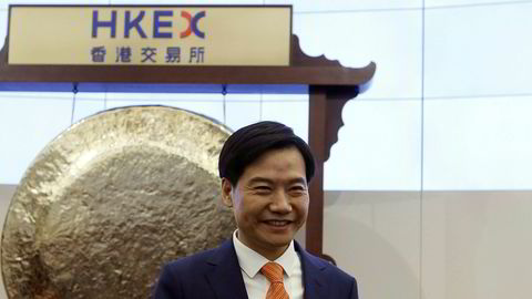 Xiaomis grunnlegger og konsernsjef Lei Jun startet aksjehandelen i selskapet ved Hongkong-børsen på mandag. Verdien på hva som ble sett på som Kinas største «enhjørning» er lavere enn antatt.