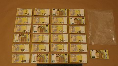 Politiet beslagla stabelvis med det som innledningsvis så ut som 200-eurosedler. Valøren tilsvarer 2170 kroner, og er lite brukt, men desto lettere å transportere.