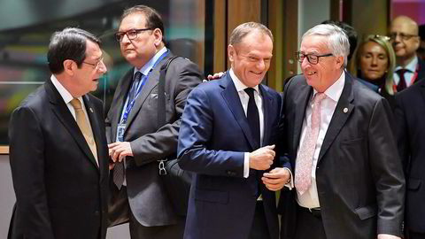 EUs president Donald Tusk sammen med Europakommisjonens president Jean-Claude Juncker på toppmøtet i Brussel 14. desember.