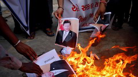 Indere brenner bilder av Kinas president Xi Jinping under en demonstrasjon i byen Ahmedabad. Spenningen mellom de to landene er svært høy og flere indiske soldater er drept i sammenstøt med den kinesiske hæren.
