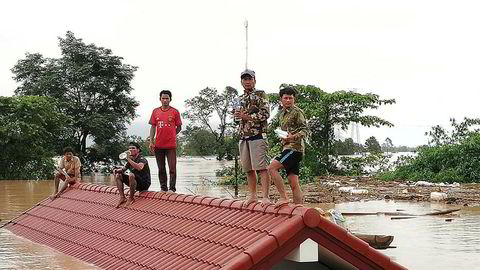 Stillbilde fra et TV-opptak som viser folk som evakueres fra det oversvømmede området sør i Laos.