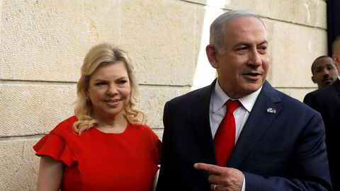 Israels statsminister Benjamin Netanyahu går hardt ut og støtter sin kone Sara Netanyahu, som er i trøbbel på grunn av store matregninger.
