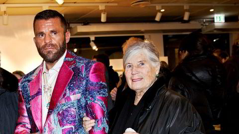 Bjarne Melgaard er regnet som en av de mest sentrale nålevende norske kunstnere, og er kjent for provoserende malerier, installasjoner, foto og videoverk. Her med sin mor Gro ved en tidligere utstilling.