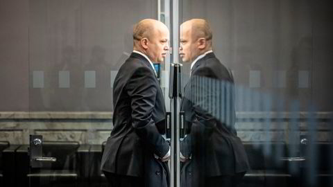 Finansminister Trygve Slagsvold Vedum møter partileder Trygve Slagsvold Vedum i døra.