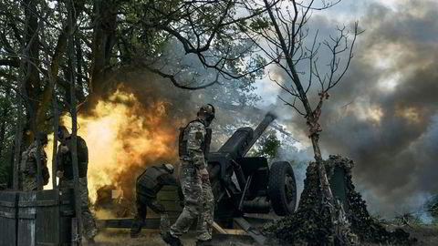 Ukrainas kamp mot russiske okkupanter er inne i en viktig fase. Ukrainske soldater avfyrer en kanon nær Bakhmut i Donetsk-regionen fredag.