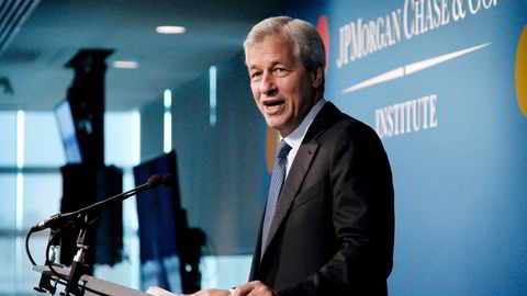 – Jeg er i ferd med å avlyse alle mine Zoom-møter. Nå har jeg fått nok, sier Jamie Dimon, toppsjefen i storbanken JPMorgan Chase &amp; Co. Nå innkaller han de fleste av selskapets ansatte tilbake til kontoret.