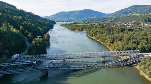 Jernbanebroen Randklev bro over Gudbrandsdalslågen i Ringebu brøt sammen i kjølvannet av uværet Hans og flommen i Lågen.