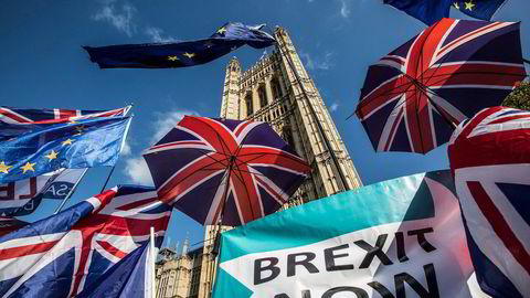 Et stort flertall av britene mener nå at det var en tabbe å forlate EU, noe som underbygger at brexit har hatt negative konsekvenser, skriver forfatterne.