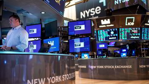 En aksjetrader på gulvet hos New York Stock Exchange i forrige uke. Da steg de amerikanske børsene for fjerde uke på rad.