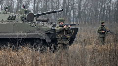 Russiske tropper øver i Rostov-regionen før helgen. Russlands væpnede trusler mot Ukrainas uavhengighet viser at internasjonal politikk har endret seg mindre enn hva enkelte liker å tro, skriver artikkelforfatteren.