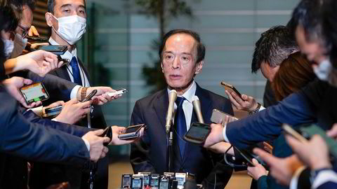 Japans sentralbanksjef Kazuo Ueda går forsiktig frem og sier ikke noe om når den ultraløse pengepolitikken skal avsluttes.
