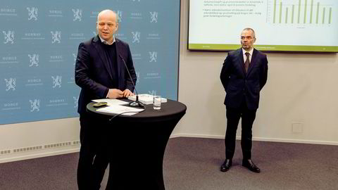Skatteutvalget ved utvalgsleder Ragnar Torvik (til høyre) la mandag morgen frem sin utredning for finansminister Trygve Slagsvold Vedum.