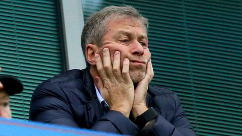 Den russiske oligarken Roman Abramovitsj har eid Chelsea siden 2003, men har lagt klubben ut for salg som følge av Russlands invasjon av Ukraina og de påfølgende sanksjonene mot ham selv.