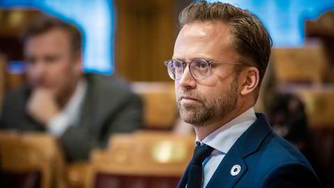Nikolai Astrup (H) er nå lei av å vente på at Trygve Slagsvold Vedum og regjeringen skal bestemme seg for om Norge skal innføre en karbontoll på lik linje med EU eller ikke.