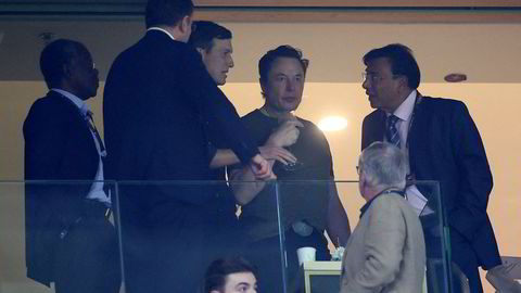 Elon Musk på tribunen under VM-finalen i Qatar, som Argentina til slutt vant. Rett til Musks venstre er Jared Kushner, Donald Trumps svigersønn.