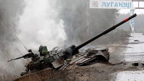 Røyk stiger opp fra en russisk stridsvogn ødelagt av ukrainske styrker i Luhansk, øst i Ukraina.