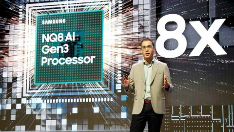 Samsung har opplevd seks kvartaler med en nedgang i omsetning og resultater. Jonathan Gabrio hos Samsung Electronics America presenterte selskapet NQ8 AI-prosessor under forbrukerelektronikkmessen CES 2024 i Las Vegas på mandag.