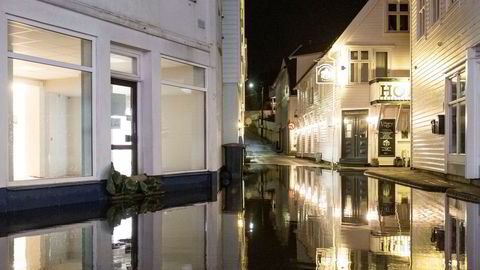 Den fornuftige borger her i Mandal bygget ikke kjeller, skriver Janne Haaland Matlary. I januar 2020 var det ekstremværet Didrik (bildet) som satte gatene i Mandal under vann.