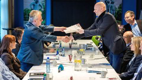 Administrerende direktør i Norsk Industri Stein Lier-Hansen (til høyre) og leder i Fellesforbundet Jørn Eggum da partene utvekslet sine krav ved oppstarten av årets lønnsoppgjør.