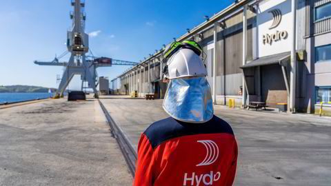 PMI falt markant i oktober. Avbildet er Hydros aluminiumsverk på Karmøy.
