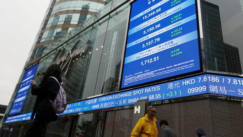 I Hongkongs finansdistrikt speider folk på Hang Seng-indeksen og aksjekursene fra børsen. Kinas planlegger en strategi for å motvirke det kraftige børsfallet.