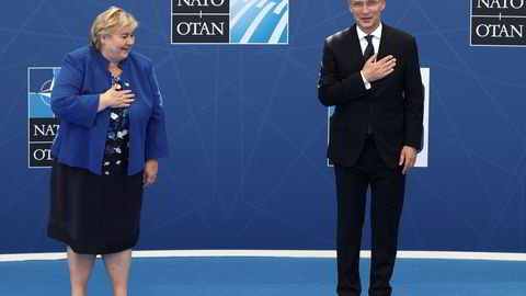 Statsminister Erna Solberg blir tatt imot av generalsekretær Jens Stoltenberg på Natos toppmøte 14. juni.