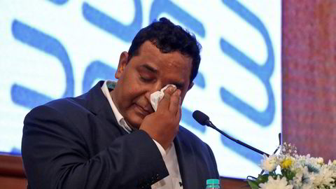 Paytms grunnlegger og toppsjef Vijay Shekhar Sharma brøt sammen før børsnoteringen av betalings- og finansteknologiselskapet ved Bombay Stock Exchange i Mumbai på torsdag. Aksjekursen stupte.