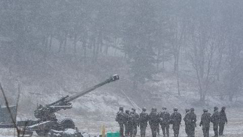 Sørkoreanske soldater deltar i en militærøvelse i Paju denne uken. Sør-Korea varsler kraftfullt svar på en eventuell nordkoreansk provokasjon. Advarselen kommer etter at Nord-Korea har sagt at krig ikke er utelukket.