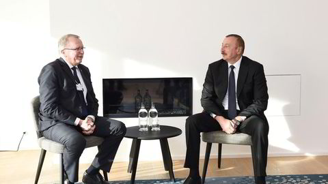 i 2019 møtte daværende konsernsjef Eldar Sætre (til venstre) president Ilham Alijev i Davos. Aserbajdsjan var et av landene daværende juridisk direktør Hans Henrik Klouman advarte mot.