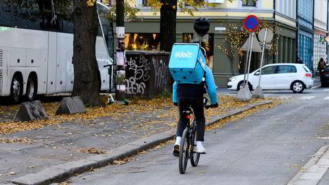 Kampen om kundene for hurtiglevering strammes til. Her et Wolt-bud i Oslo.