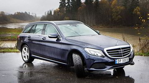 Mercedes C-klasse kan kjøre selv. Men slippes rattet for lenge, vil ikke bilen være med på leken lenger, og overlater hele kontrollen tilbake til deg. 
                  Alle foto: Embret Sæter