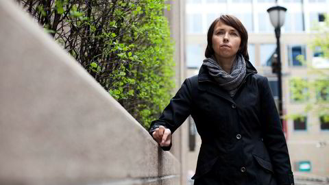 Seksjonssjef Britt Hjellegjerde i Finanstilsynet reagerer på at bankene brukte åtte måneder på overføre fond til aksjesparekonto.