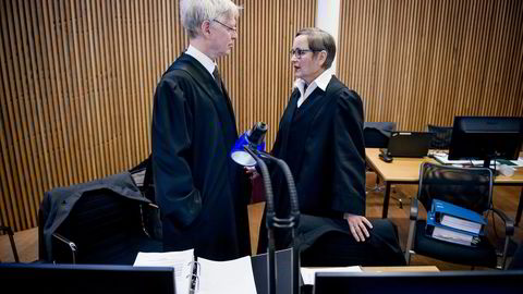 Terje Nilsens forsvarere Johan Henrik Frøstrup og Ranveig Sem konfererer i Sandefjord tingrett mandag. Nilsen avviser at arbeid utført på og materialer levert til hans hus hadde noen sammenheng med hans stilling i Jotun-konsernet. Foto: Gorm K. Gaare