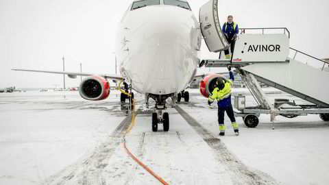 Statlige Avinor – som driver flyplassene i Norge – får hard medfart for dårlig økonomikontroll i en rapport fra Riksrevisjonen. Det kan føre til lavere inntekter for staten enn nødvendig eller for høye avgifter for flyselskapene, som SAS. Her fra Oslo lufthavn.