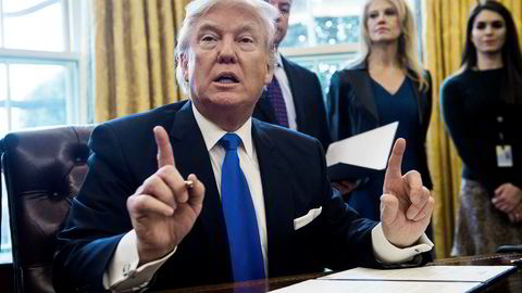 Donald Trump i ferd med å signere et dekret. Nå anker han dommen som stoppet hans innreiseforbud.