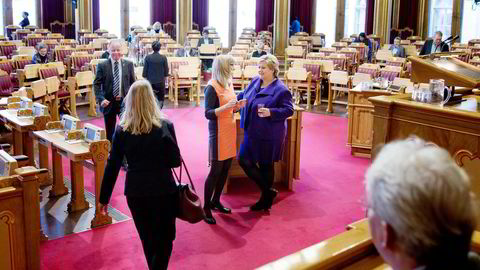Før alle hadde kommet inn igjen i stortingssalen etter brannøvelsen, slo SVs Karin Andersen og statsminister Erna Solberg av en liten prat. Foto: