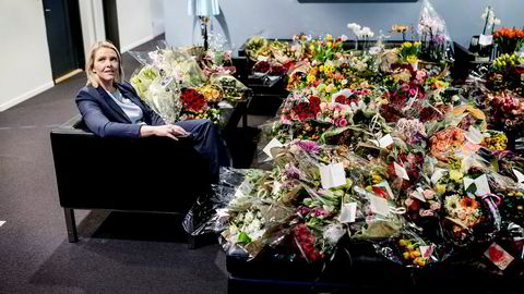 Justisminister Sylvi Listhaug stilte fredag opp ved siden av alle blomstene hun har mottatt fra støttespillere.