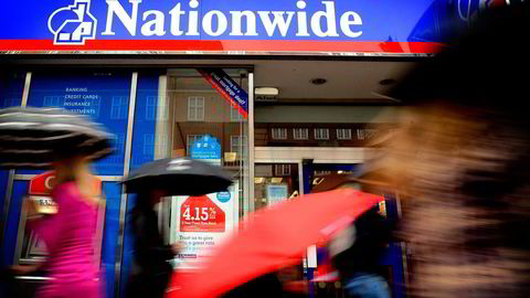 Nationwide er omdøpt til «bestefarsbank» i Storbritannia etter at boliglånsinstitusjonen økte den øvre aldersgrensen til 85 år. En rekke banker endrer nå utlånspraksisen til eldre kunder. Foto: Toby Melville/Reuters/NTB Scanpix