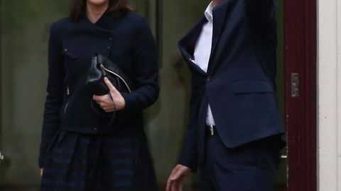 Valgets vinner statsminister David Cameron ankommer London fredag med kona Samantha. Camerons største utfordring blir å samle en splittet nasjon. Foto: Dan Kitwood,