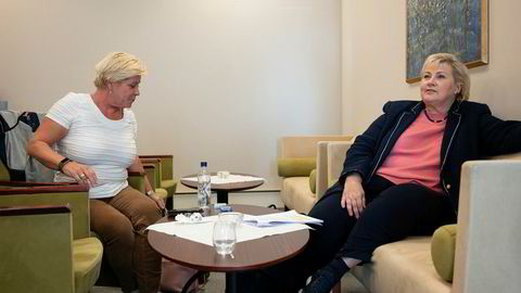 Finansminister Siv Jensen og statsminister Erna Solberg møttes tilfeldig på flyplassen i Bodø mandag ettermiddag. Det ga dem anledning til å fortelle DN om en positiv forenkling for norske småbedrifter.