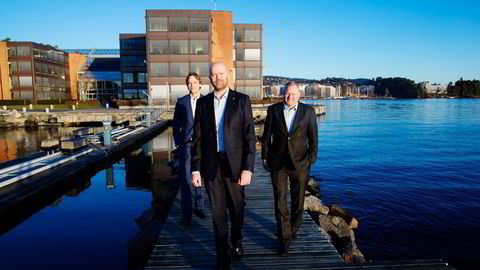 Ferd øker sitt eierskap i Fjord Line. Fjord Line-sjefen Rickard Ternblom (i midten), sammen med Ferds Kristian Eikre (til høyre) og Håkon G. Kristiansen. Foto: