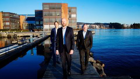 Ferd øker sitt eierskap i Fjord Line. Fjord Line-sjefen Rickard Ternblom (i midten), sammen med Ferds Kristian Eikre (til høyre) og Håkon G. Kristiansen. Foto: