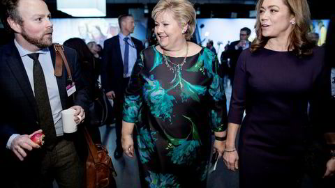 Erna Solberg er uenig med sin partifelle, stortingsrepresentant Heidi Nordby Lunde, som vil kutte i sykelønnen. NHO, her ved direktør Kristin Skogen Lund (til høyre), støtter imidlertid Lunde. Her er de med næringsminister Torbjørn Røe Isaksen under NHOs årskonferanse tidligere i år.