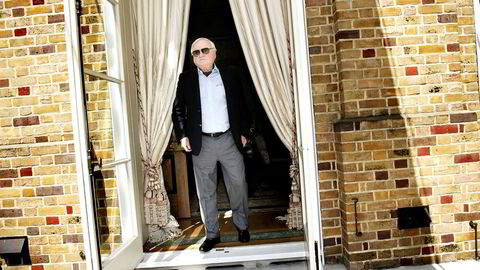 John Fredriksen var ønsket i en høring i Houston torsdag. Her er han avbildet hjemme i The Old Rectory i London.