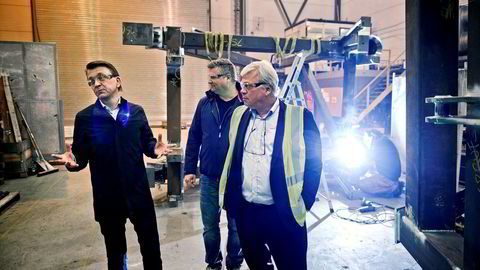 For banksjef Jon Guste-Pedersen i Skagerrak Sparebank (til høyre) har det vært ekstremt krevende å eie en hardt presset industribedrift. Styreleder i Vestmar Production, Arild Hestås (til venstre) og administrerende direktør Bjørn Rino Jacobsen i midten.