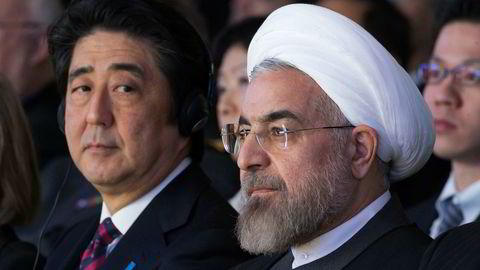 Japans statsminister Shinzo Abe (venstre) skal møte president Hassan Rouhani i Iran. Her er de to sammen på World Economic Forum i Davos i 2014.